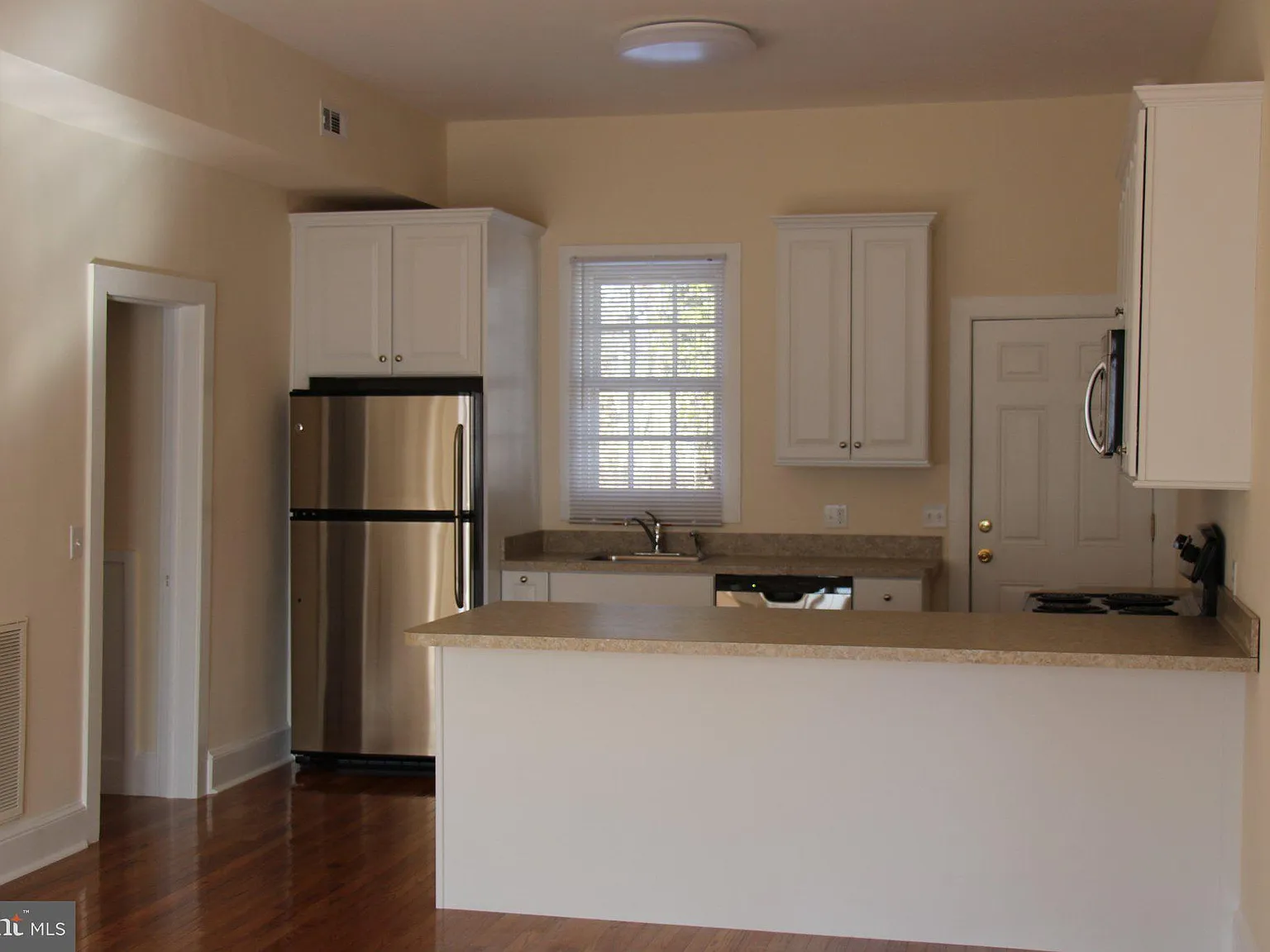 2 bed, 1.0 bath, $1,799 — Photo 4