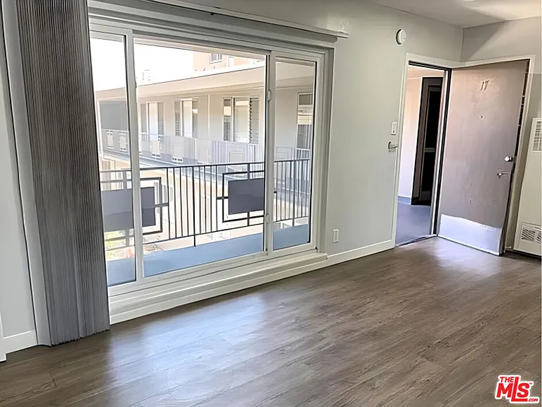 228 S Mariposa Ave #17 — Photo 4