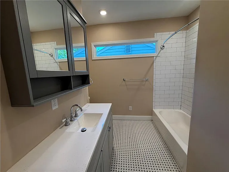 689 Berne St SE #B — Photo 13