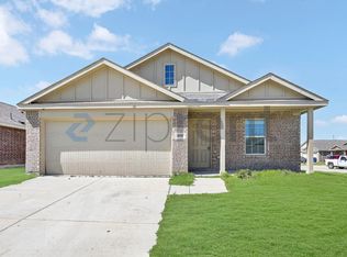 900 Wildflower St, Ennis, TX 75119