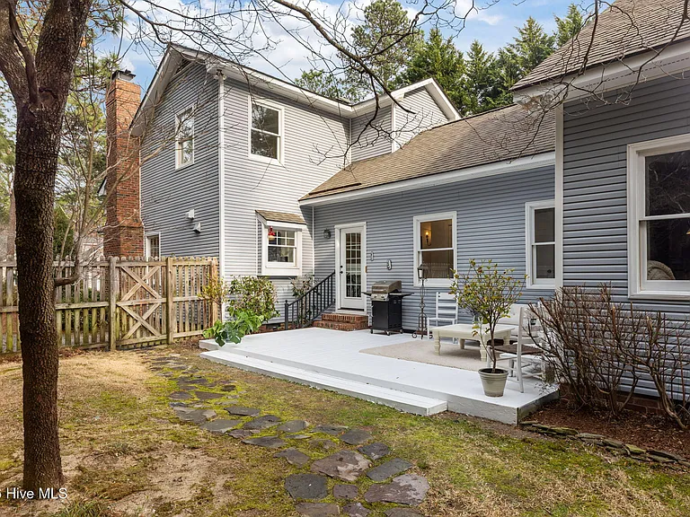 25 McLeod Rd — Photo 3