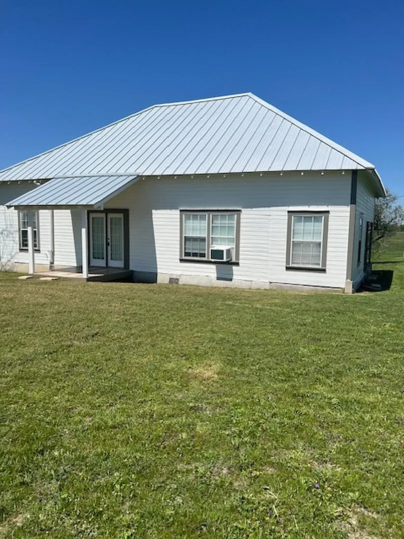 2 Bedroom 1 Bathroom Georgetown Home — Photo 2