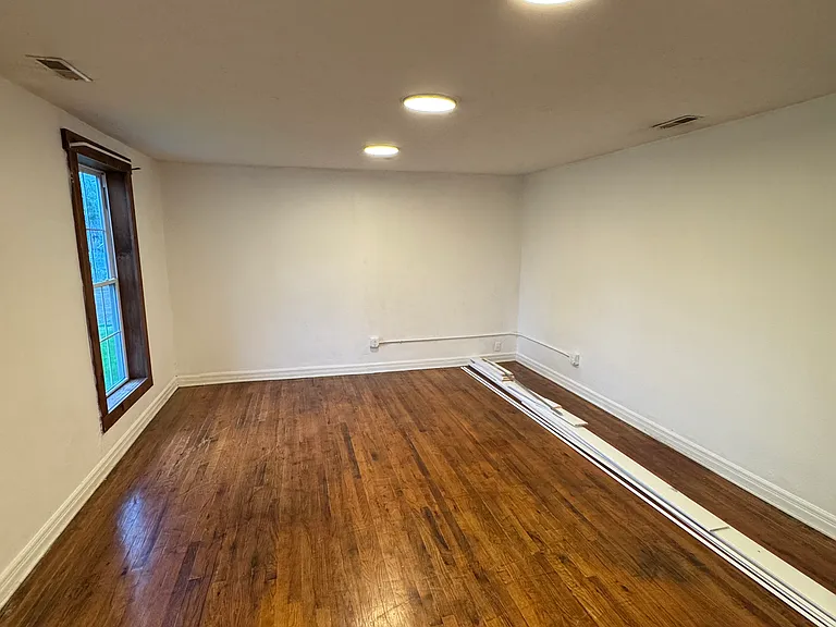 123 S Main Ave — Photo 3