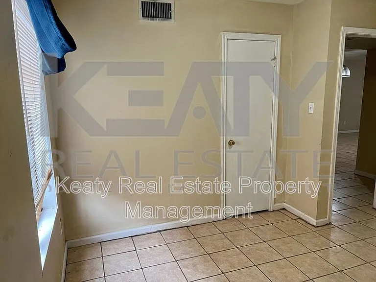409 Scotsdale St #B — Photo 13