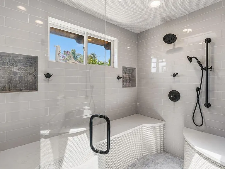 1668 Crest Dr — Photo 32