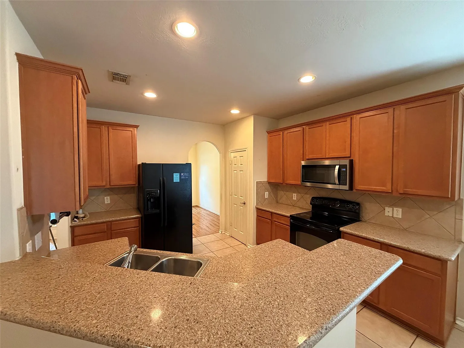 3 bed, 2.0 bath, 1861 sqft, $2,100 — Photo 3