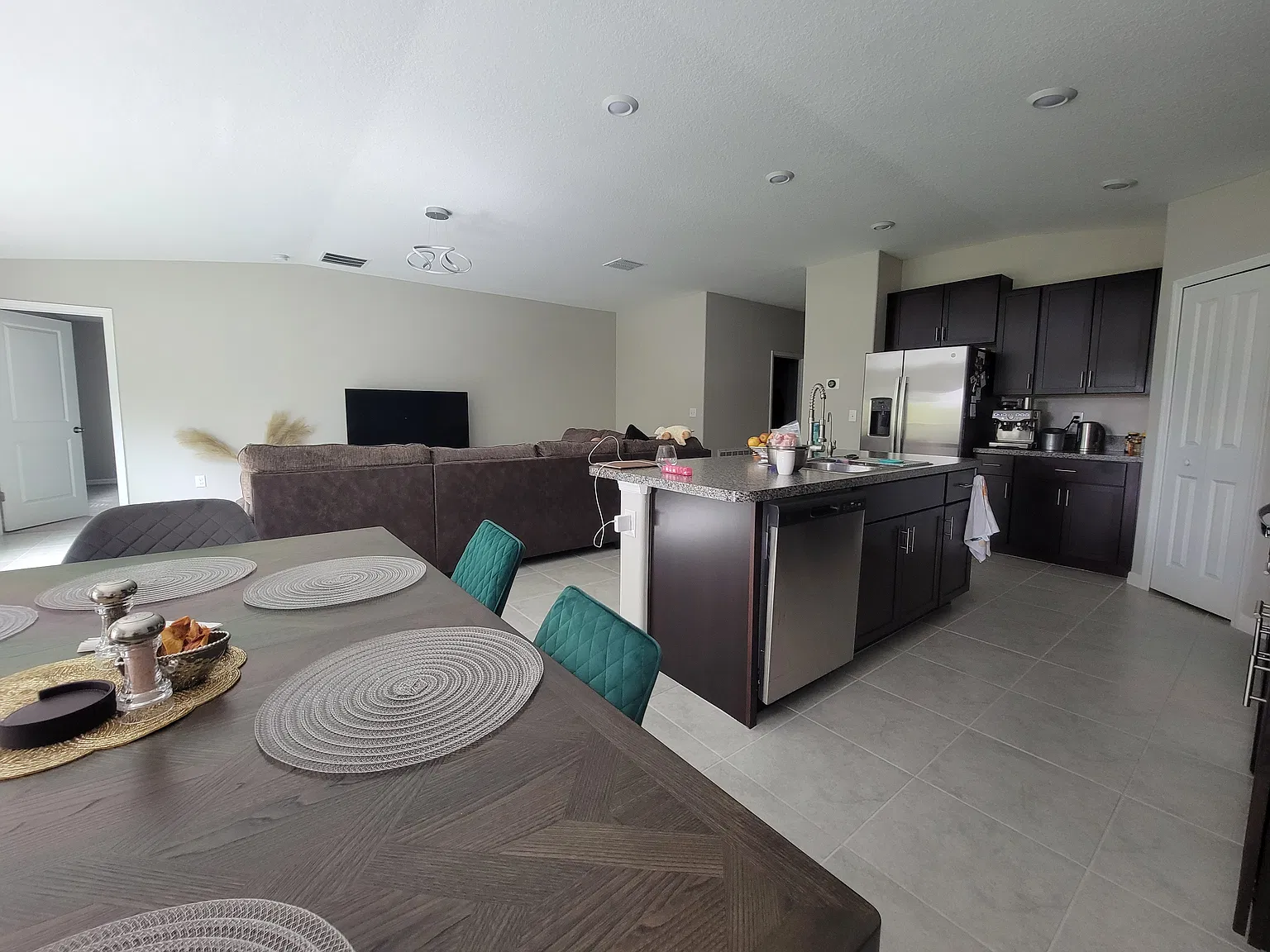 4 bed, 1935 sqft, $2,540 — Photo 1