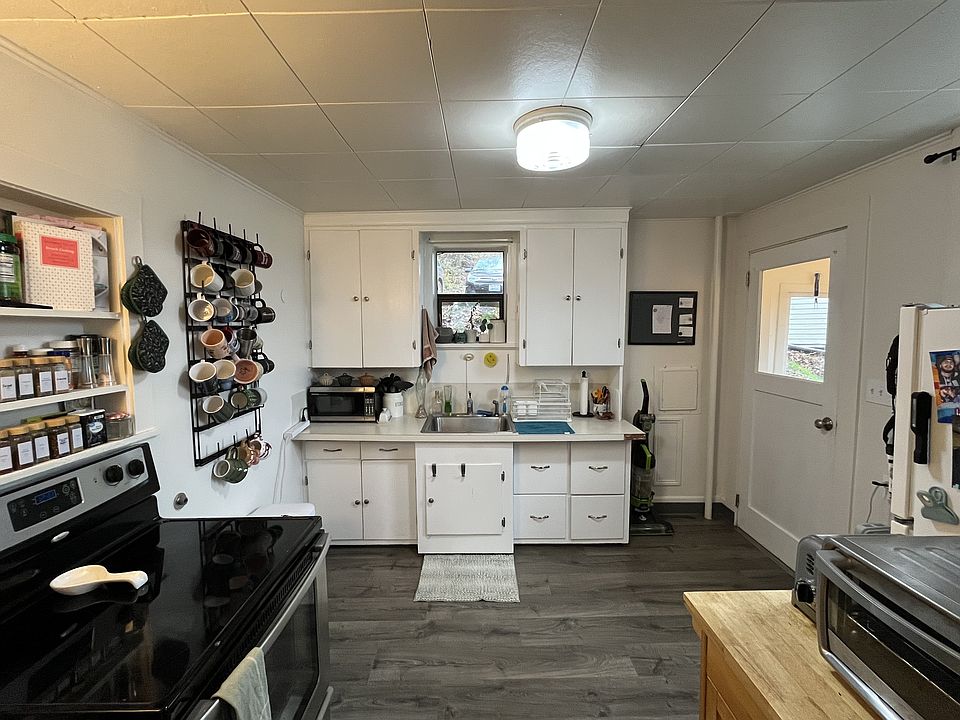1st image of 605 SE Holbrook St
