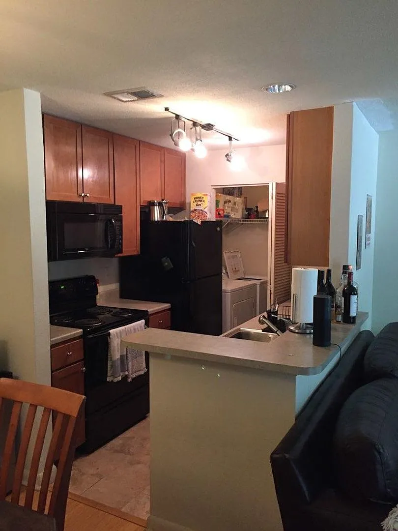 277 Alexandra — Photo 2