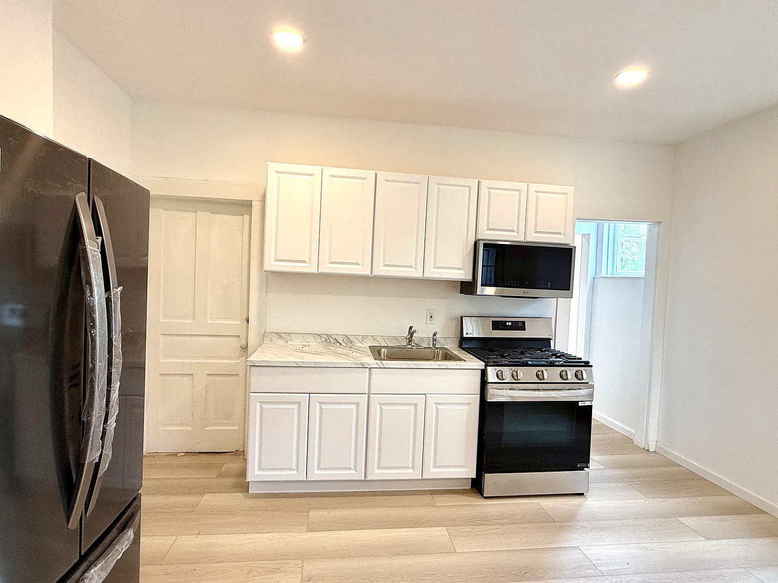 3 bed, 1.5 bath, 1300 sqft, $1,600 — Photo 2