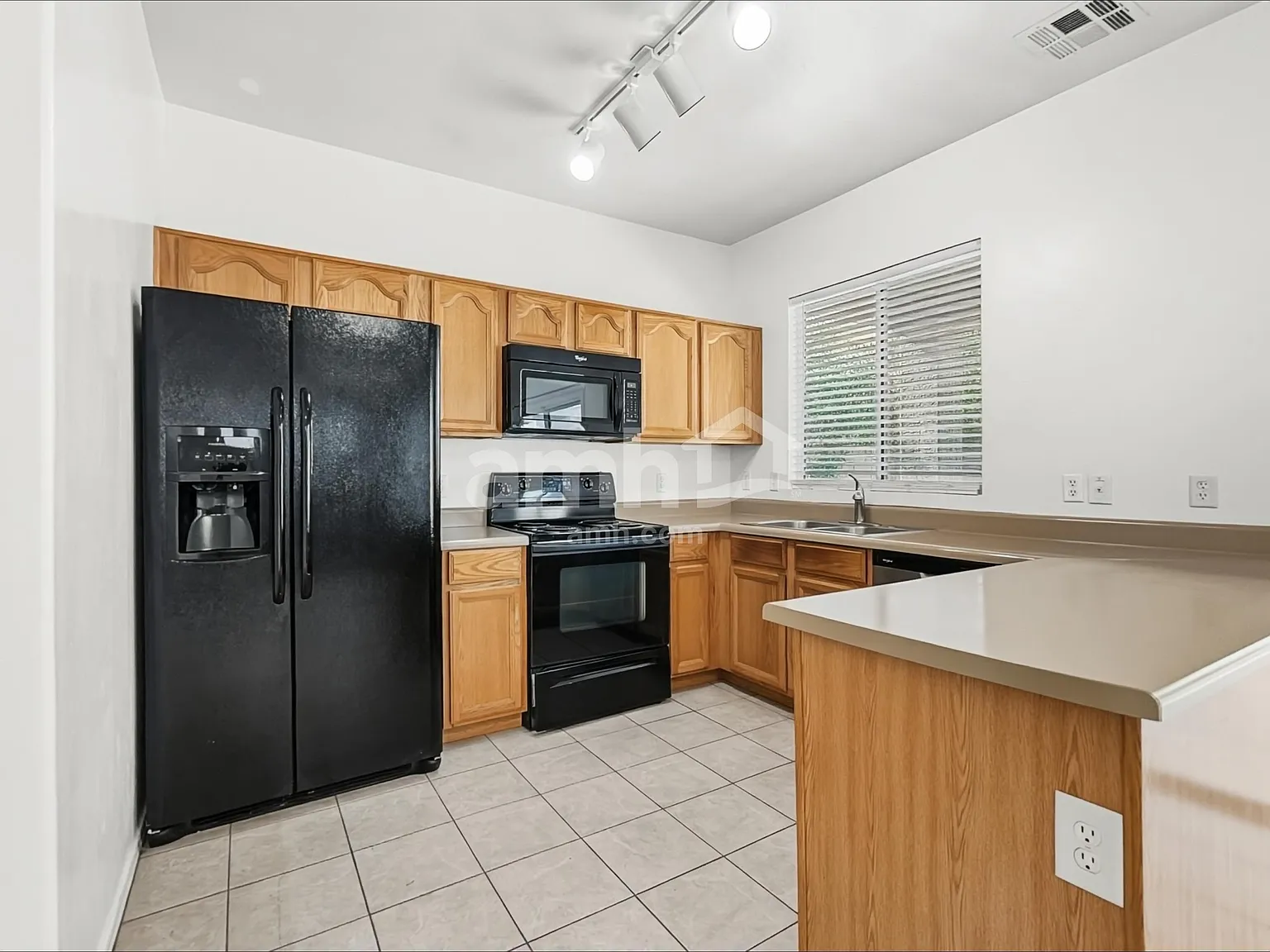 4 bed, 2.5 bath, 1874 sqft, $2,335 — Photo 3