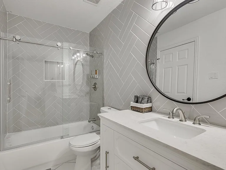 2410 Shorewood Ct — Photo 31