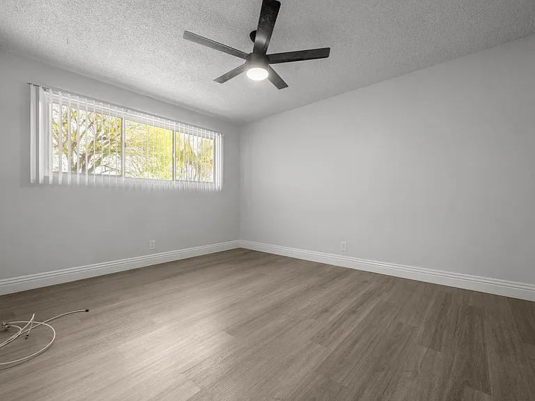 3907 Roxanne Ave — Photo 14