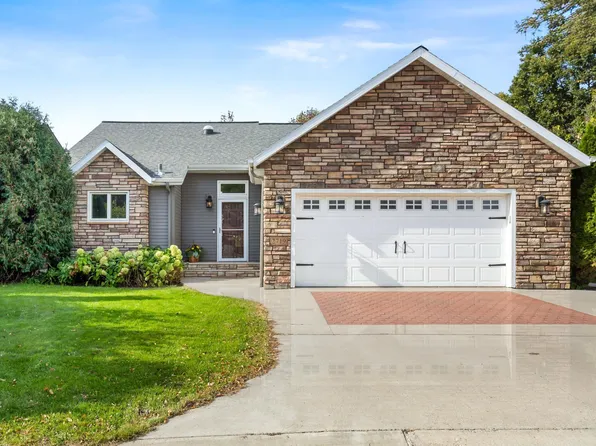2719 Cobblestone Ct S, Fargo, ND 58103