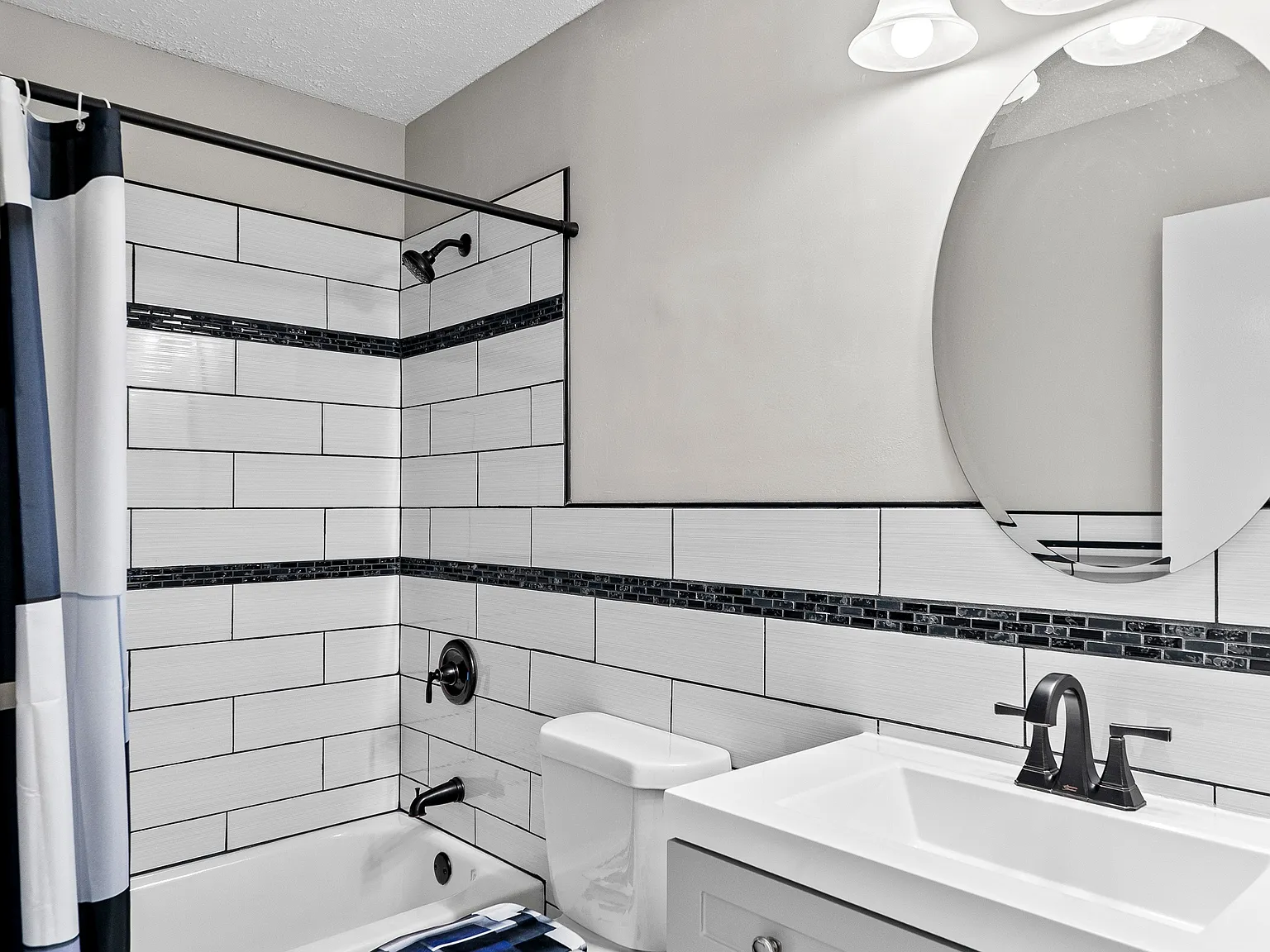 3 bed, 2.5 bath, 1371 sqft, $2,000 — Photo 3