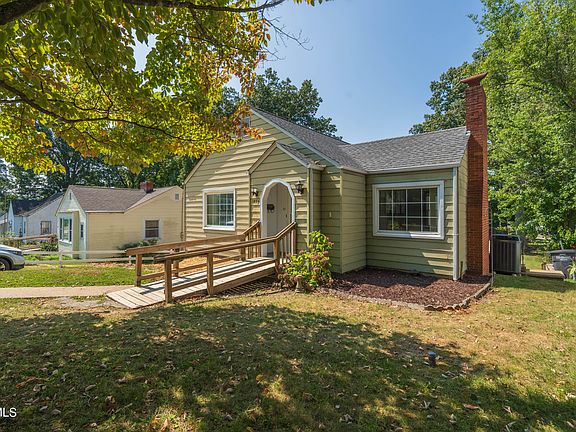 3rd image of 1852 Oakwood Dr