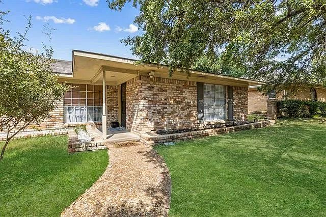 7617 Dentcrest Dr. with large shaded live oak tree