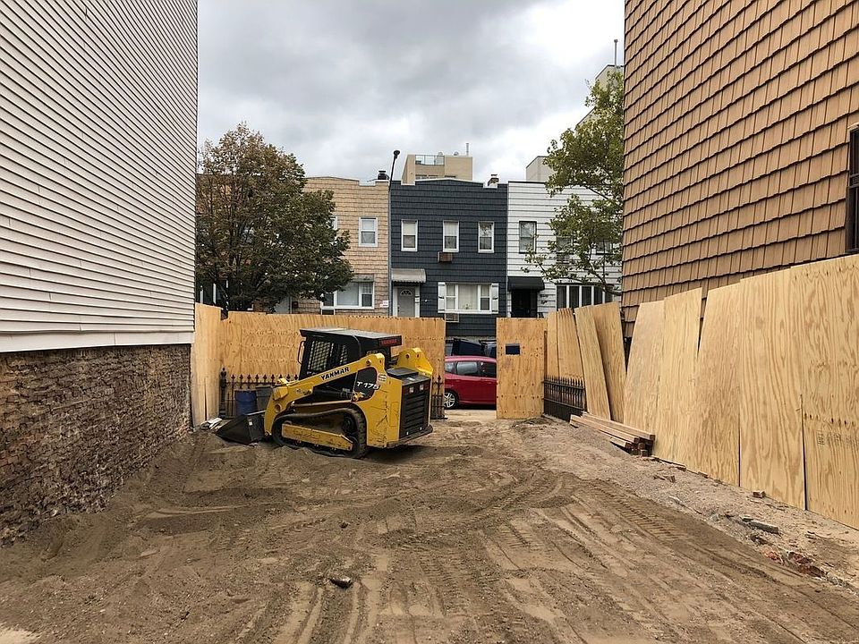 2nd image of 98 Conselyea St