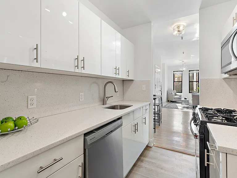 228 Montgomery St #4 — Photo 6
