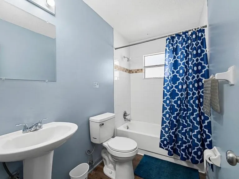 902 E Valencia St — Photo 7