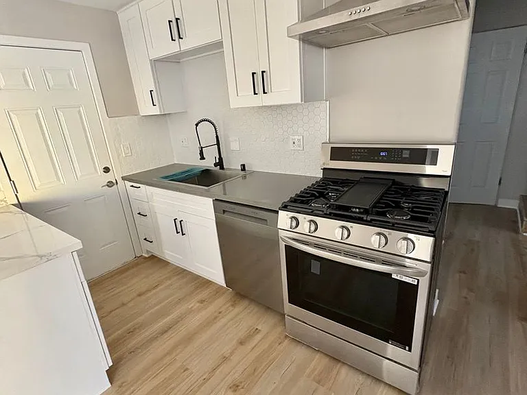 527 Hyde Park Blvd — Photo 19