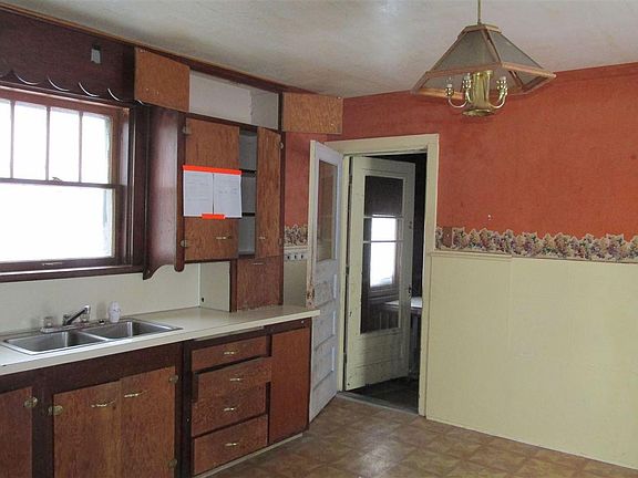 4th image of 365 2nd St