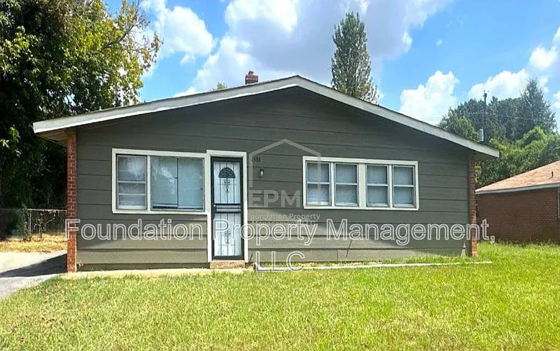 3 bed, 1.0 bath, 1402 sqft, $1,300 — Photo 1