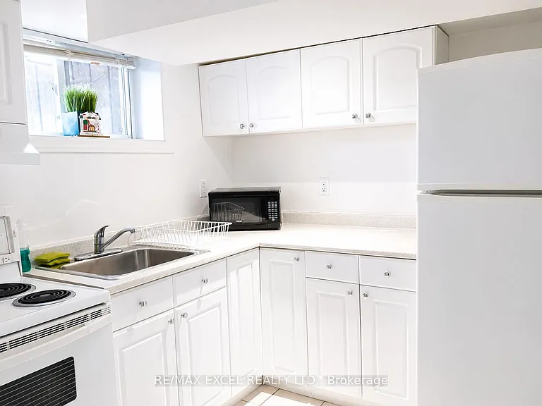 114 Connaught Ave — Photo 6