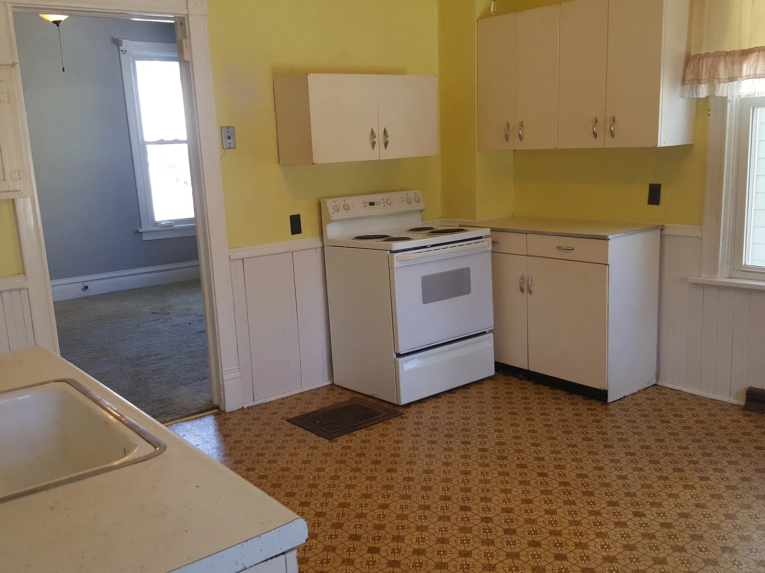 352 Winona St — Photo 3