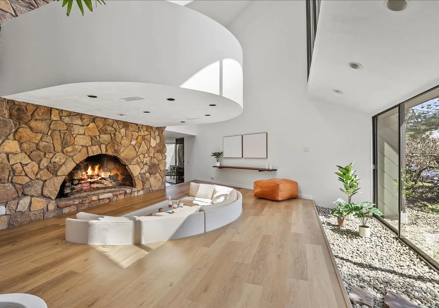 Modern Lakeside Retreat on Lincolnshire Fields Golf Course | 3 Bed, 2.5 Bath — Photo 3