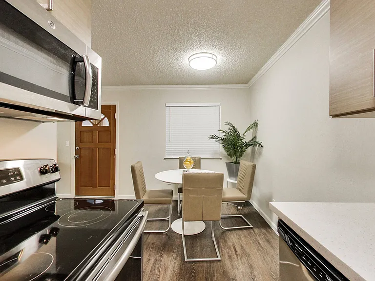 Kitchen & Dining