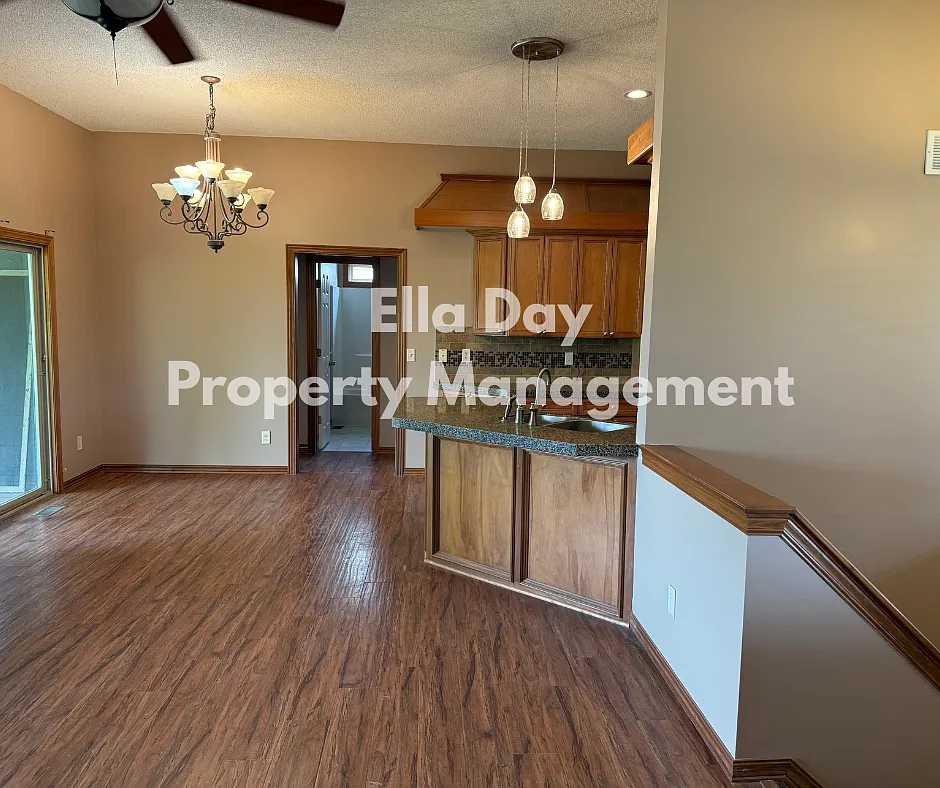 5 bed, 2268 sqft, $2,500 — Photo 2