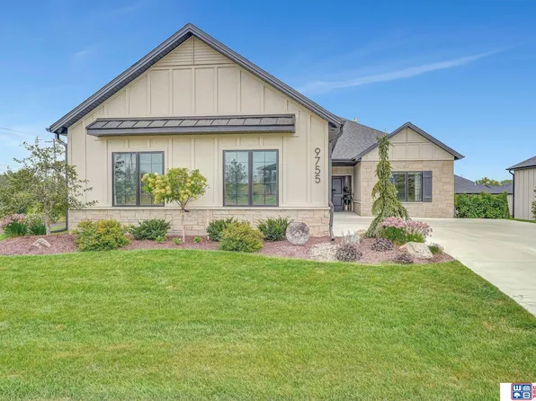 9755 Hillcrest Trl, Lincoln, NE 68520