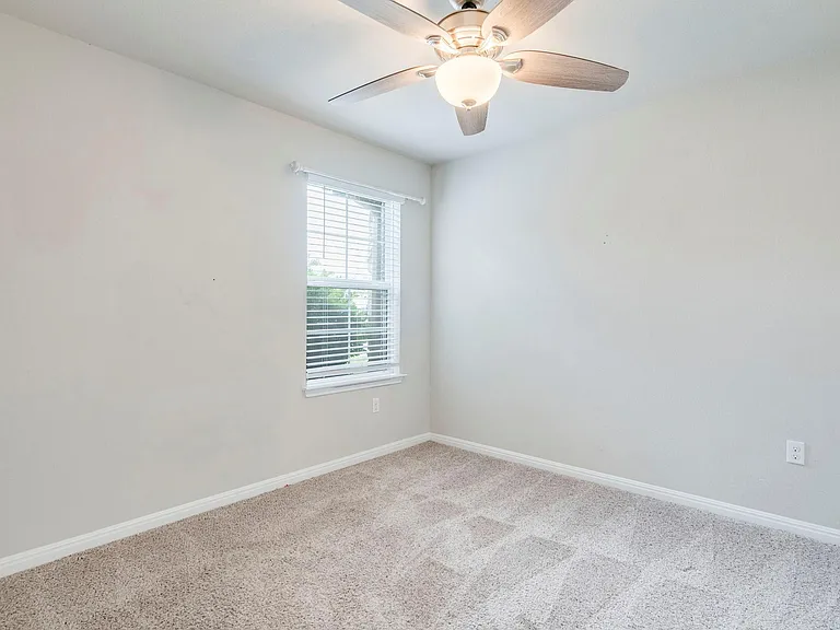 217 Yoakum St — Photo 18