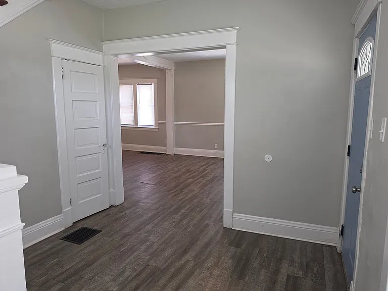 905 E Washington St — Photo 4