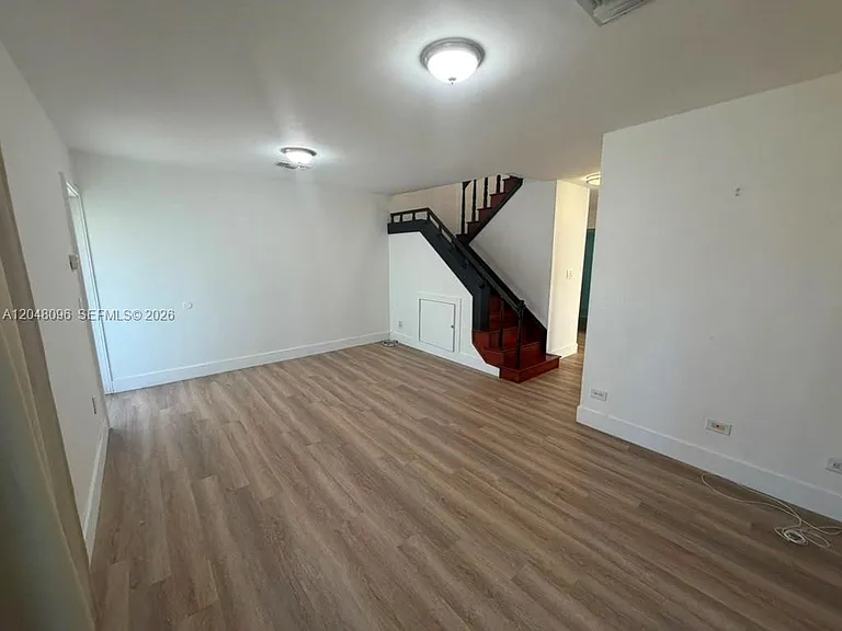 655 85th St — Photo 3