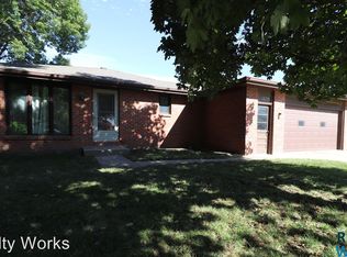1820 Glynn Cir, Lincoln, NE 68522
