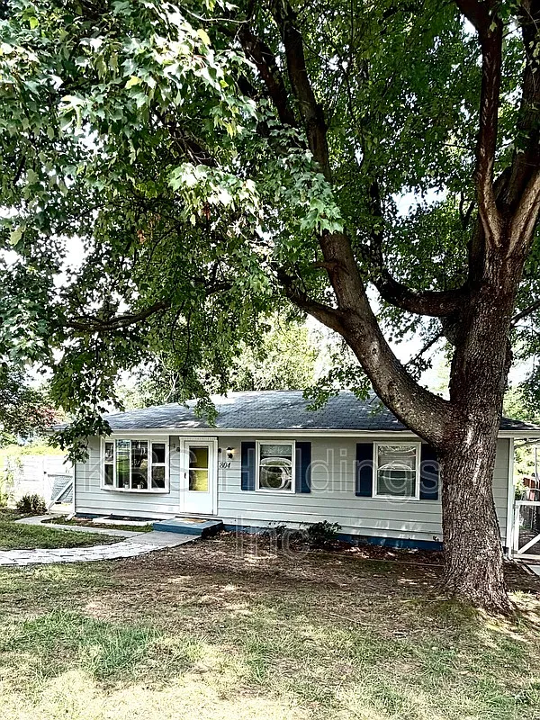 3 bed, 1.0 bath, 1000 sqft, $2,395 — Photo 1
