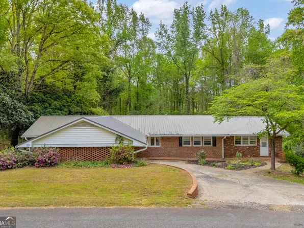 231 Honeysuckle Dr, Commerce, GA 30529