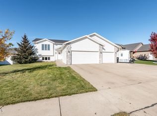 5114 Fountainblue Dr, Bismarck, ND 58503
