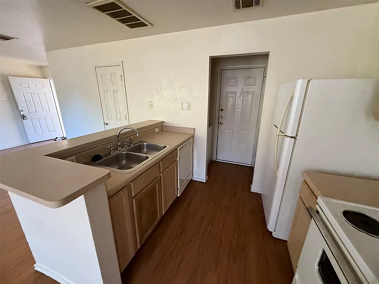 111 Cedargrove — Photo 15
