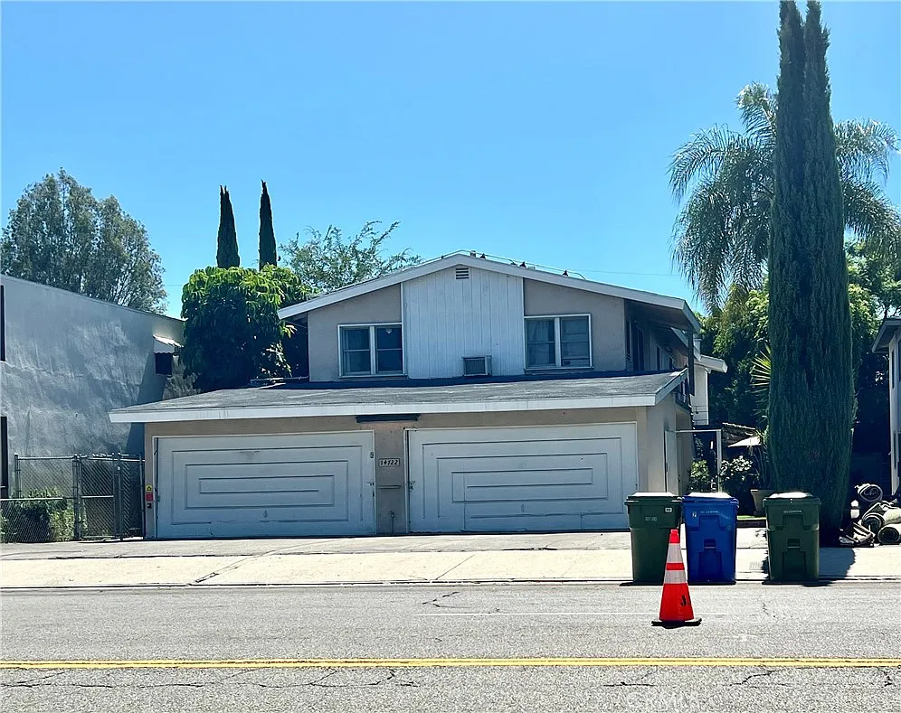 2 bed, 897 sqft, $2,300 — Photo 1