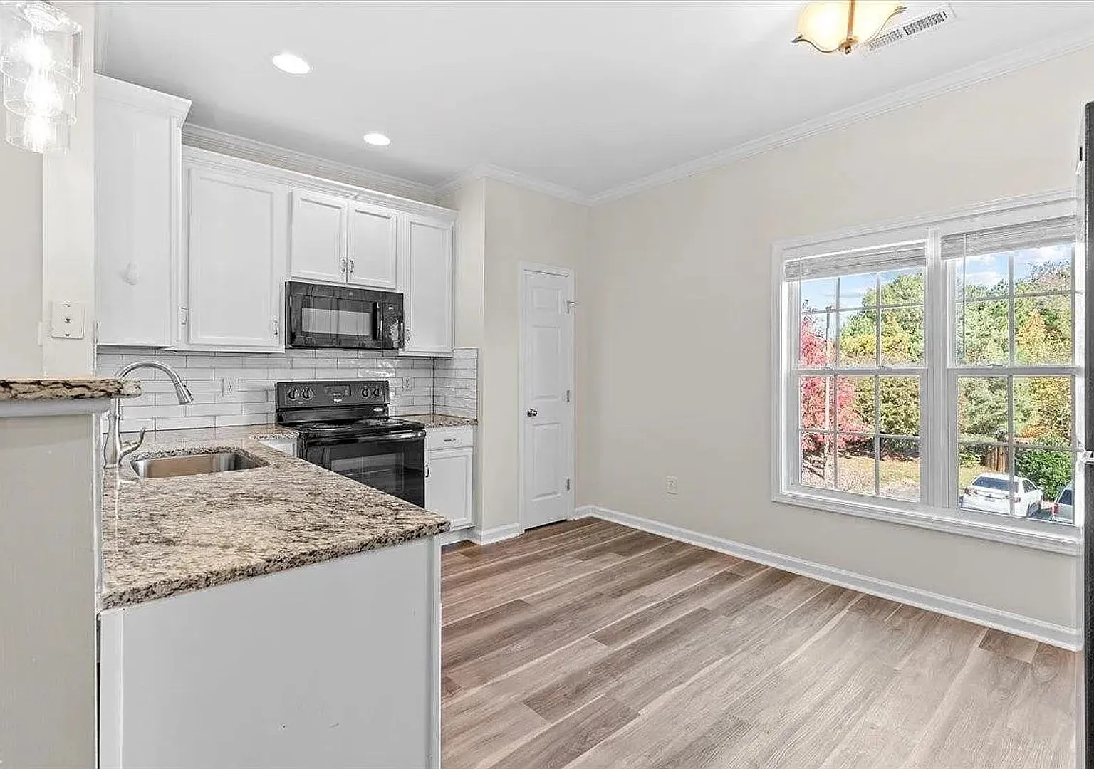 Spacious 3-Bedroom Townhome in Ganyard Farm — Photo 3