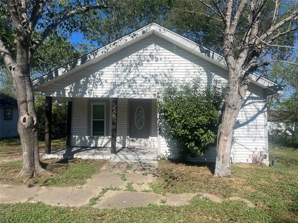 407 N Waco St, Groesbeck, TX 76642