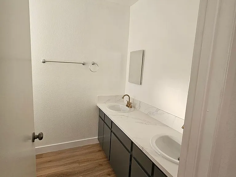 7061 Whitsett Ave — Photo 4