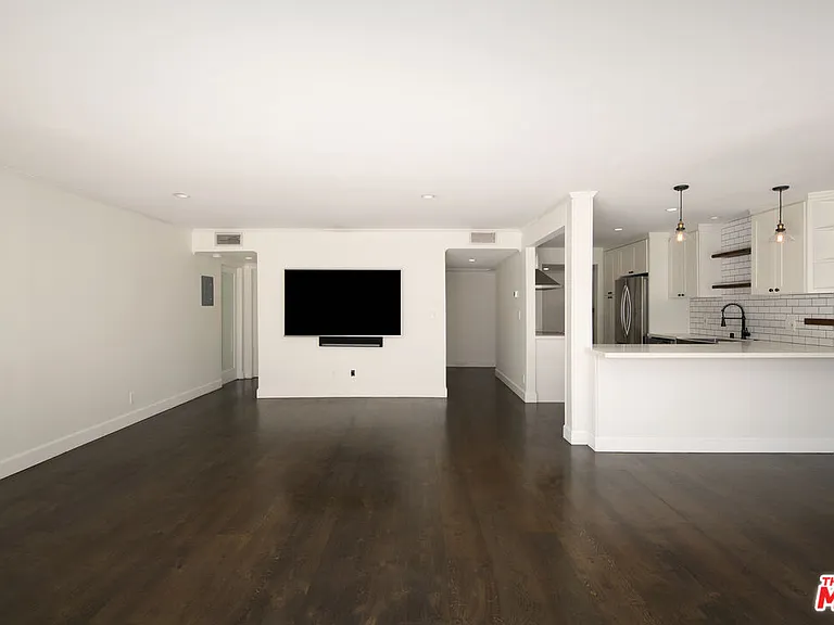 121 N Croft Ave #105 — Photo 7
