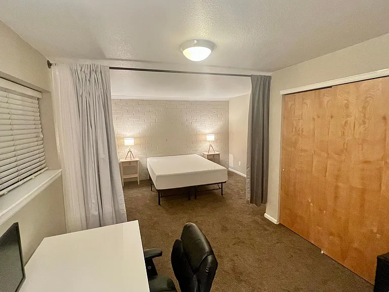 Basement bedroom (large) (4 of 4)