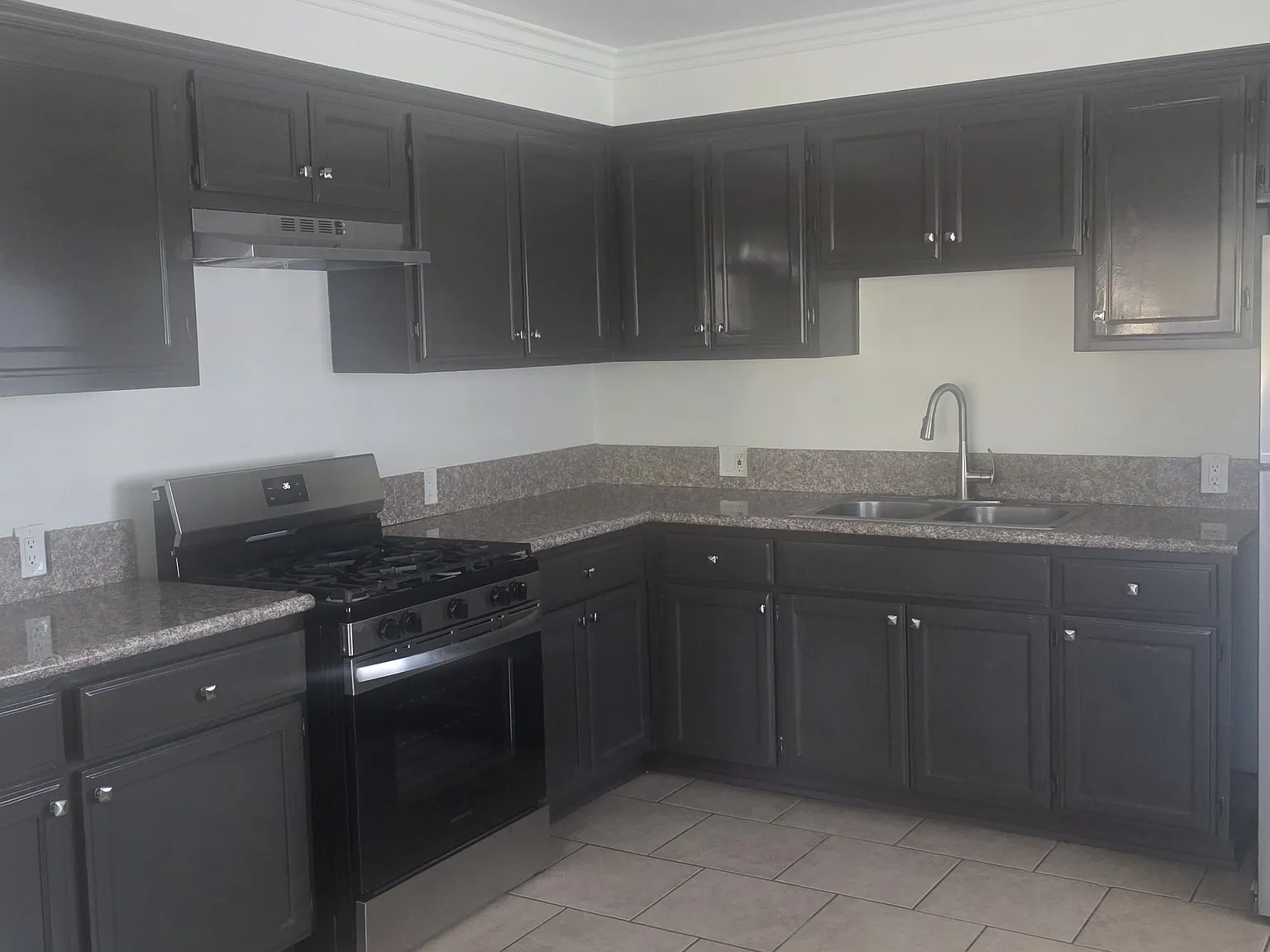 945 N San Antonio Ave — Photo 2