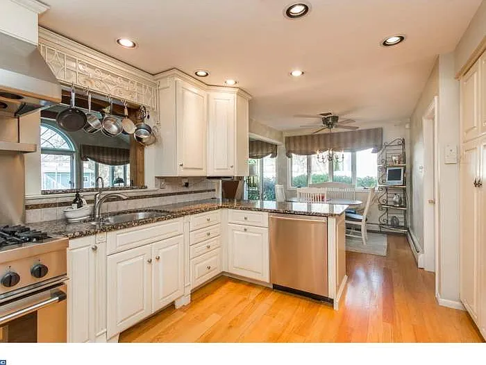 1512 Temple Dr — Photo 2