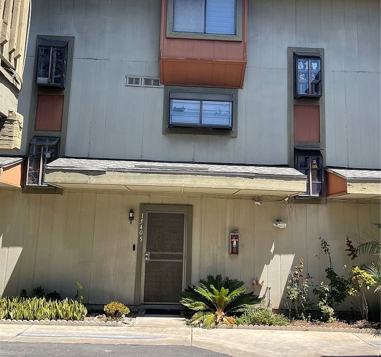 2nd image of 15405 Van Buren St